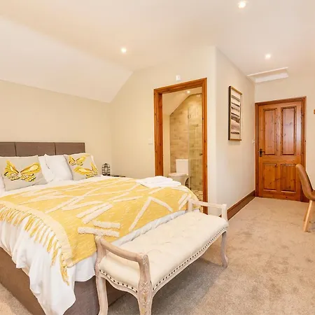 Creamery With Games And Free Parking *